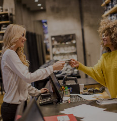 Paiement dans un commerce entre deux femmes