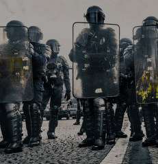 Policiers en tenue d'intervention